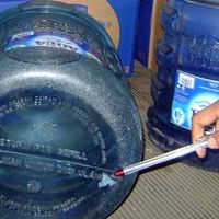Sebuah Galon Aqua Berisi Kertas
