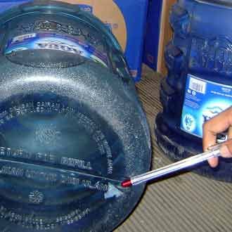 Sebuah Galon Aqua Berisi Kertas