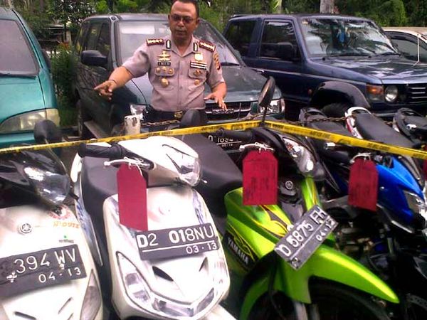 Polisi Gelar Barbuk dan Tersangkanya