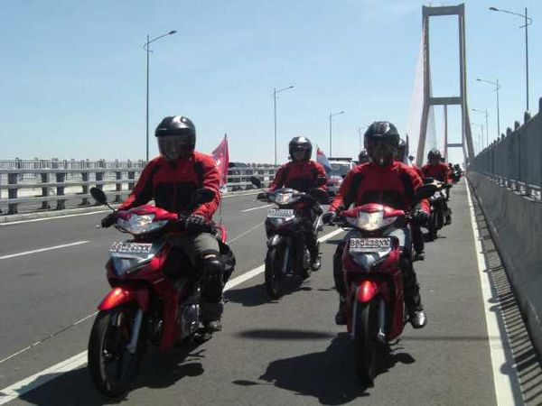 Revo Matik Lintasi Suramadu