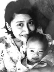 Nita Jual Play Stasion untuk Modal Usaha