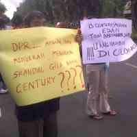 Nasabah Century Unjuk Rasa Serentak di 4 Lokasi