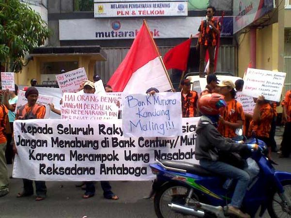 Nasabah Century Berdemo