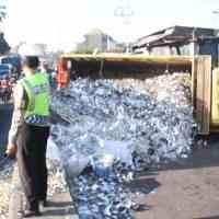 Truk Terguling, Lalin Malang Menuju Surabaya Macet 2 KM 