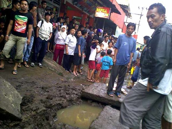 Bocah 4 Tahun Terseret Arus Selokan