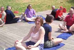 Yoga Tertawa dan 10 Manfaatnya