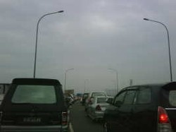 Lalu Lintas di Layang Ciputat Macet Parah, Kendaraan Antre Panjang 
