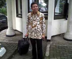 Taufan Boyong 40 Buku Antikorupsi Demi Pimpinan KPK