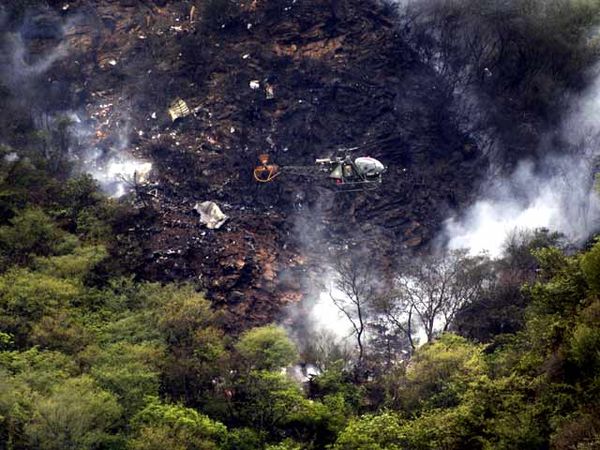 Pesawat Pakistan Jatuh