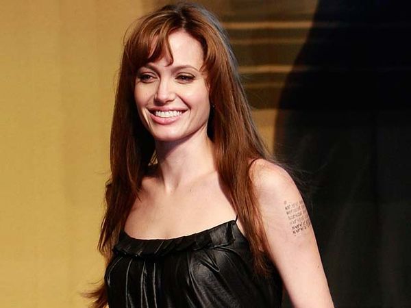 Jolie Seksi Dengan Gaun Hitam