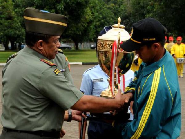 TNI AD Boyong Piala Panglima TNI