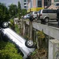 Polisi Selidiki Mobil Jazz Jatuh dari Area Parkir