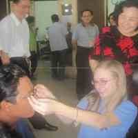 Yayasan Pondok Kasih Bagi-bagi Kaca Mata Gratis