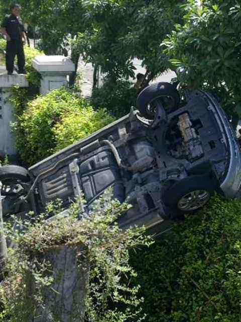 Jazz Terjun Bebas Saat Parkir