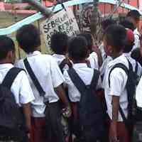 Sekolah Disegel, Ratusan Siswa SDN di Sumenep Demo 