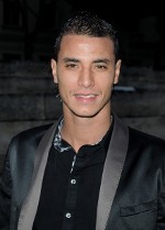 Arsenal Pesta Gol, Chamakh Cetak Gol Perdana