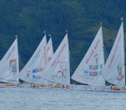 Ajang Adu Cepat Perahu Suku Mandar