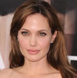 Beredar, Foto Topless Angelina Jolie!