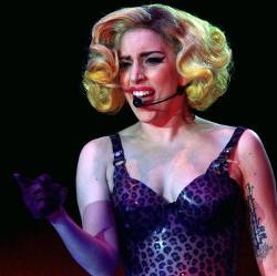 Berciuman di Kolam, Lady Gaga Kembali ke Pelukan Musisi