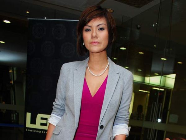 Aline Dalam Balutan Blazer