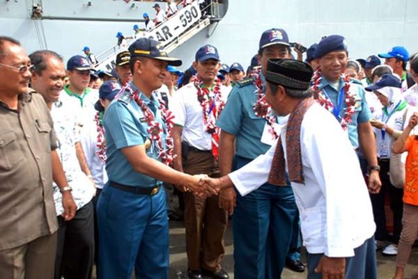 KRI Makassar Tiba di Banda Naira