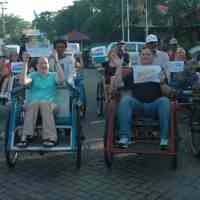 Belasan Bule Naik Becak Keliling Surabaya
