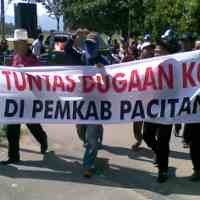 Tuntut Pemberantasan Korupsi, Belasan Warga Pacitan Berdemo