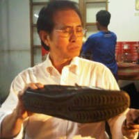 Pong Tunjukkan Sepatu yang Dipakai untuk Panjat DPR