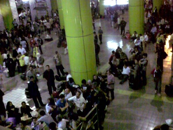 Penumpang KA Menumpuk di Gambir