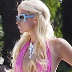 Paris Hilton Seksi Berbikini Ungu di Video Klip