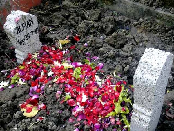 Bayi Tewas di SMA 12 Dimakamkan Bayi Tewas di SMA 12 Dimakamkan