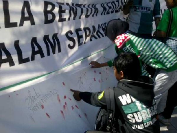 Kritisi PSSI, Bonek Cap Jempol Darah