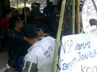 Buruh MP Demo Bank OCBC NISP
