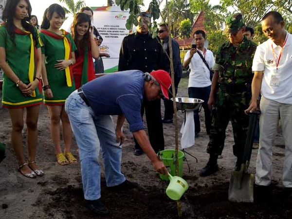 Iwan Fals Tanam Pohon