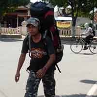 Korban Tsunami Aceh Nekat Jalan Kaki Keliling Indonesia