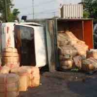 Truk Muat Apel Terguling, Lalin Malang Menuju Surabaya Macet