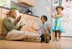 Mengurus Anak Juga Menjadi Urusan Ayah 