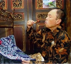 Perancang Busana Iwan Tirta Tutup Usia