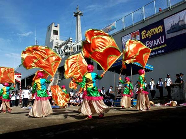 KRI Makassar Tiba di Ambon
