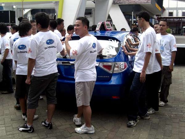 Adu Kuat Pegang Mobil