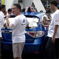 Adu Kuat Memegang Mobil 