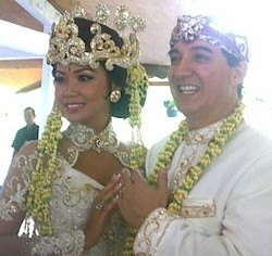 Dinikahi Pria Latin, Shanty Gelar Pesta Rakyat