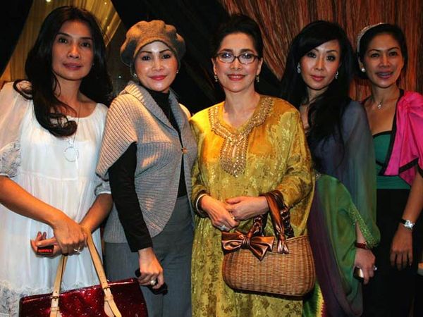 Widyawati and Friends