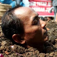 Minta Belas Kasihan Foke, 4 Orang Kubur Diri