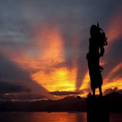  Indahnya Senja di Ambon Manise