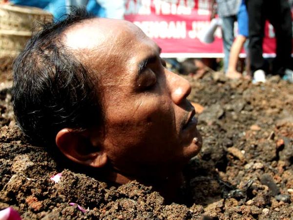 4 Warga Cempaka Putih Kubur Diri