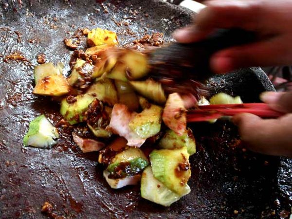 Nikmatnya Rujak Natsepa Ambon