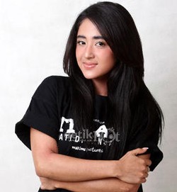 Diam-diam, Dewi Persik Dilirik Dua Lelaki