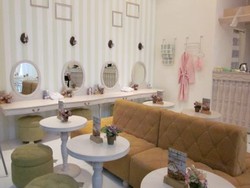 Makan Roll Pancake di Bathroom