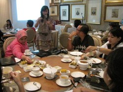 Minun Teh Gaya Inggris Plus Ngobrol Soal Facebook